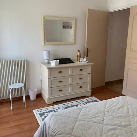 F2 Cosy Avec Terrasse, Plein Sud, A 600m Des Cures Et 400m Du Centre, Animaux Acceptes. - Fr-1-703-79 Apartment